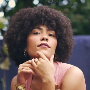 Madison McFerrin w teledysku do No Room