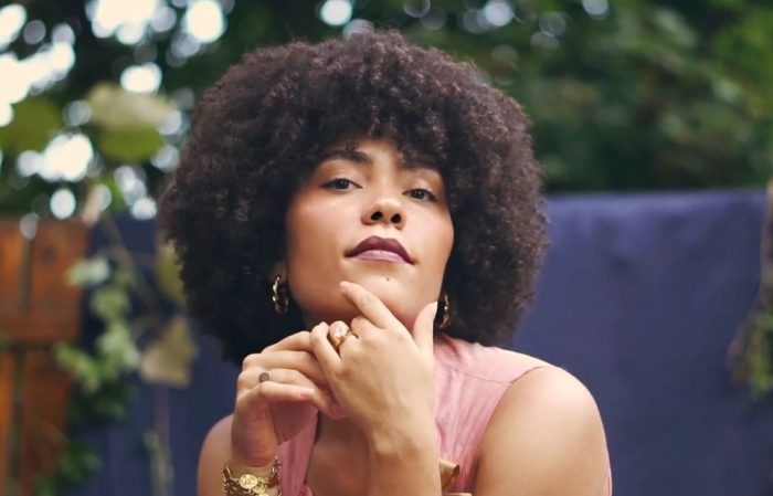 Madison McFerrin w teledysku do No Room